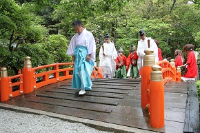 上賀茂神社境内を歩く祭列